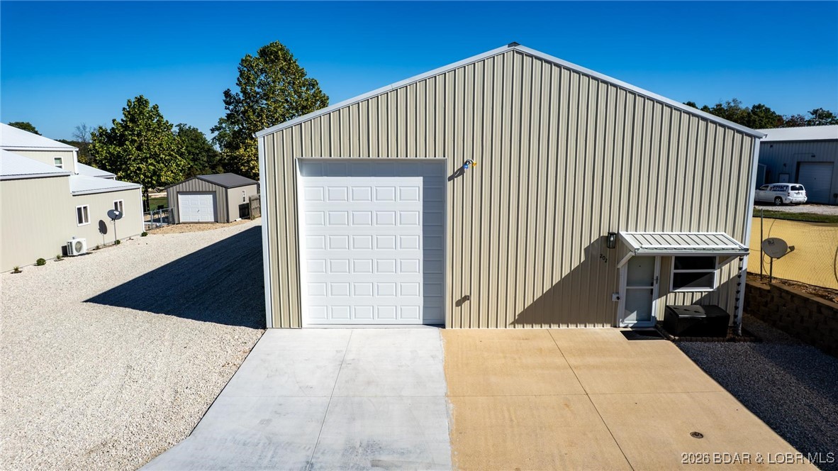 202 Hemi Lane Laurie, MO 65037 - Photo 2 of 32