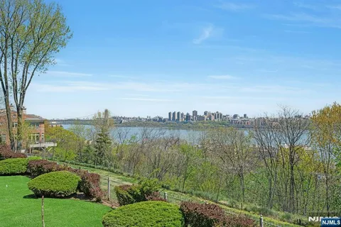 a view of a back yard