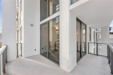 $840,000 | 11 Northeast 6th Street, Unit 907, Miami, FL 33132