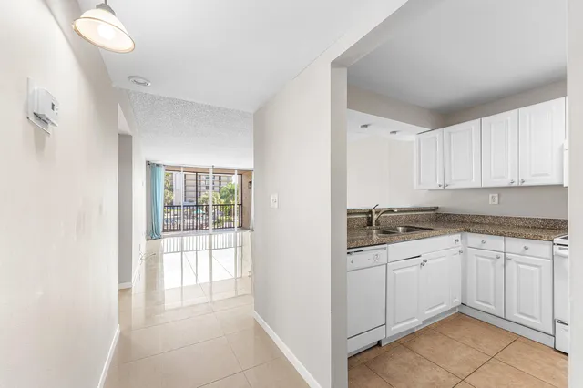 $279,900 | 10 Royal Palm Way, Unit 203, Boca Raton, FL 33432