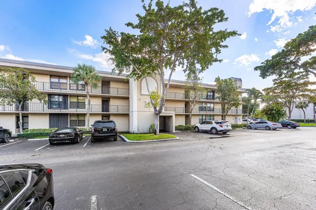 $279,900 | 10 Royal Palm Way, Unit 203, Boca Raton, FL 33432