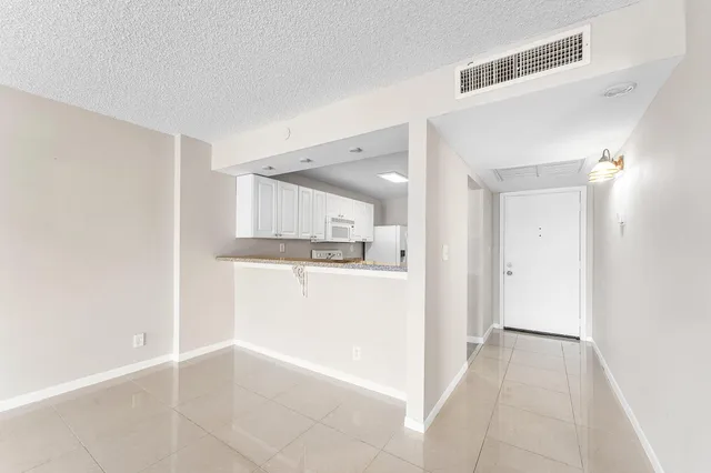$279,900 | 10 Royal Palm Way, Unit 203, Boca Raton, FL 33432