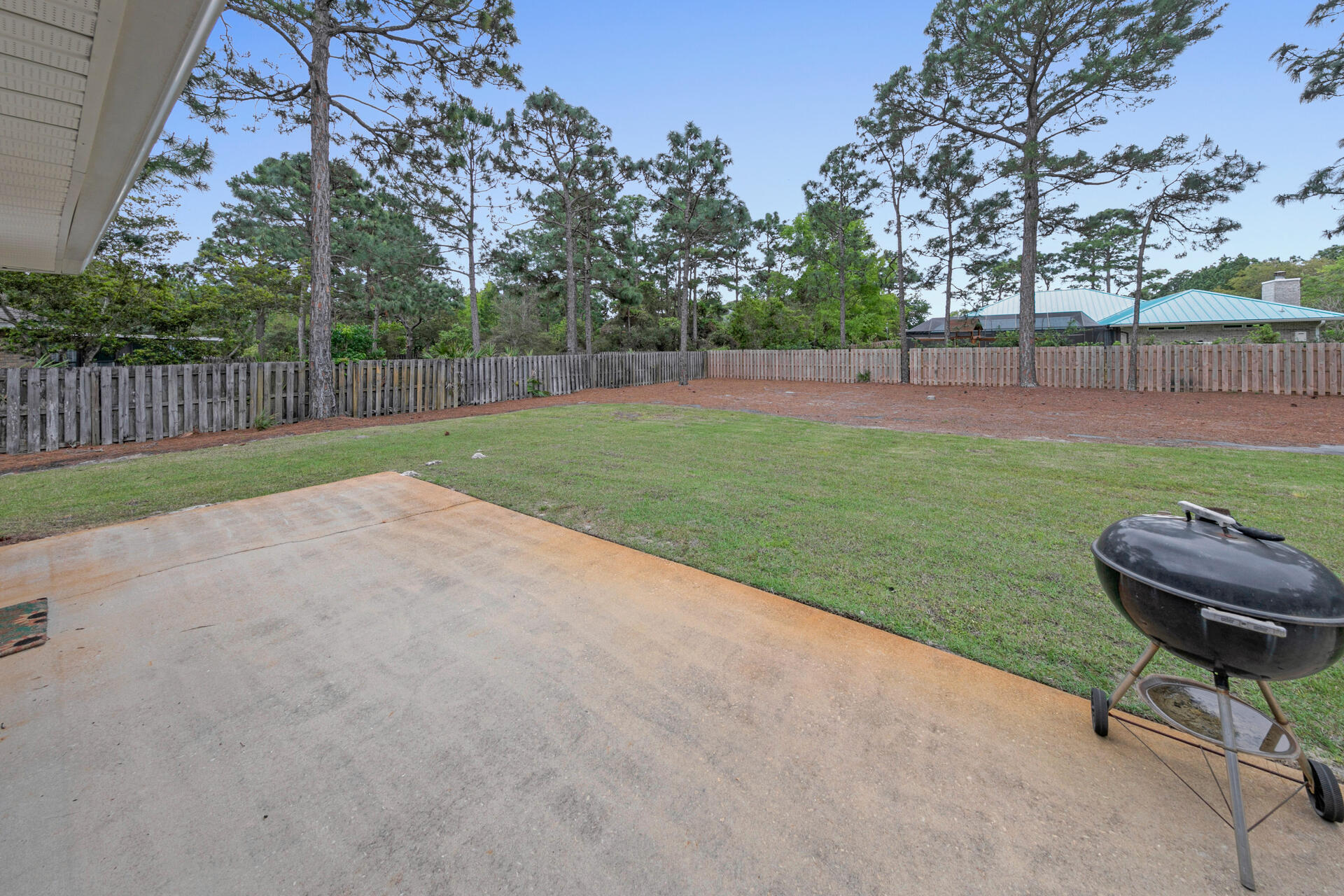 20 East Shipwreck Road Santa Rosa Beach, FL 32459 - Photo 33 of 37 a backyard of a house with table and chairs