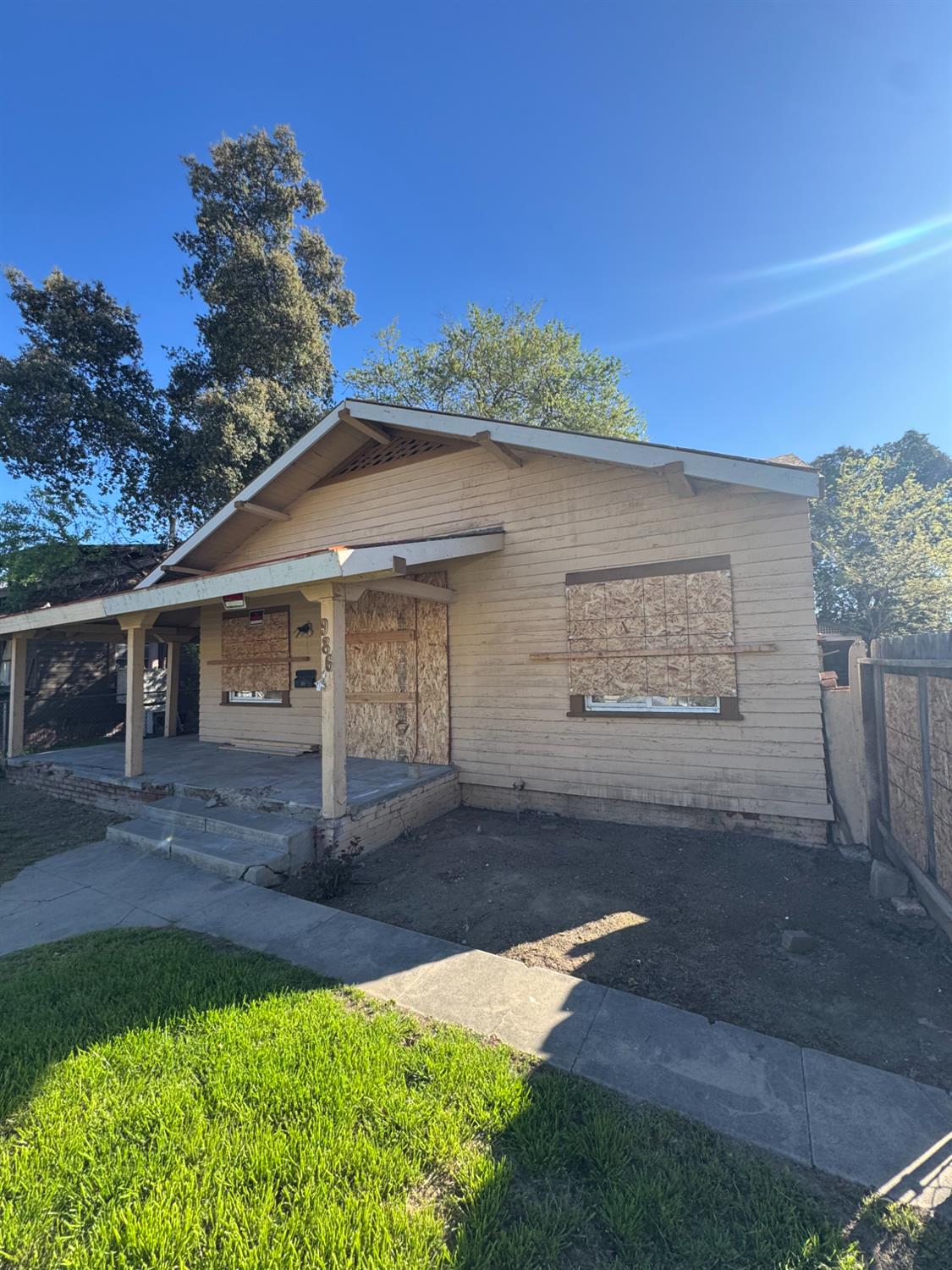 986 North Wilson Avenue Fresno, CA 93728 - Photo 2 of 19