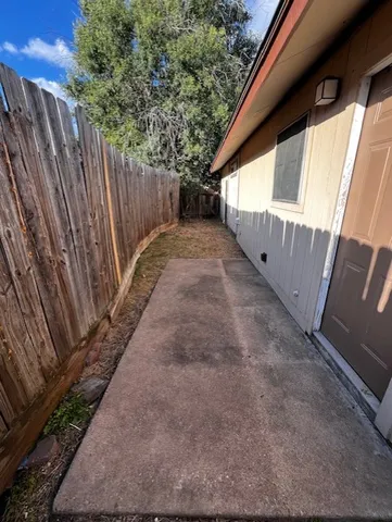 a view of a back yard