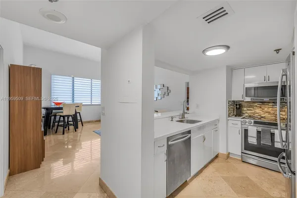 $3,500 | 540 Brickell Key Drive, Unit 500, Miami, FL 33131