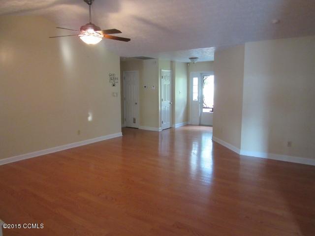 914 Williams Road New Bern, NC 28562 - Photo 2 of 32 2-Vaulted Living Room