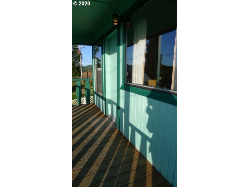 160 Elm Avenue Reedsport, OR 97467 - Photo 8 of 32