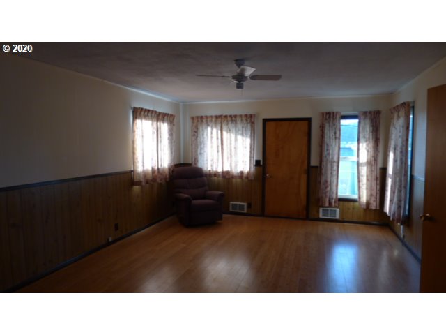 160 Elm Avenue Reedsport, OR 97467 - Photo 10 of 32