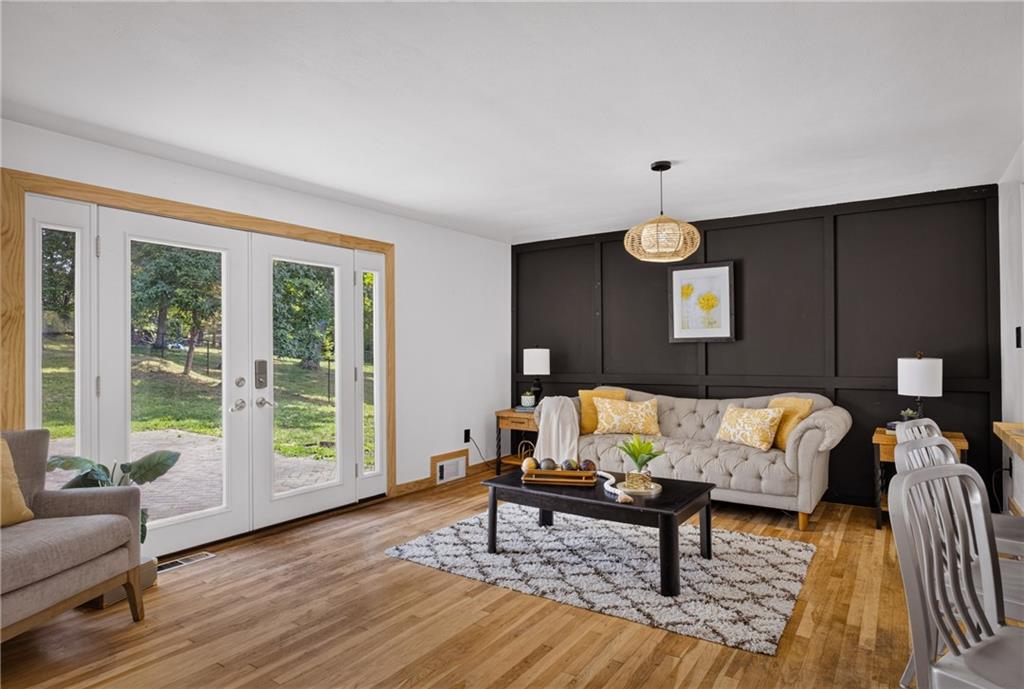 121 South Jamestown Road Coraopolis, PA 15108 - Photo 3 of 25