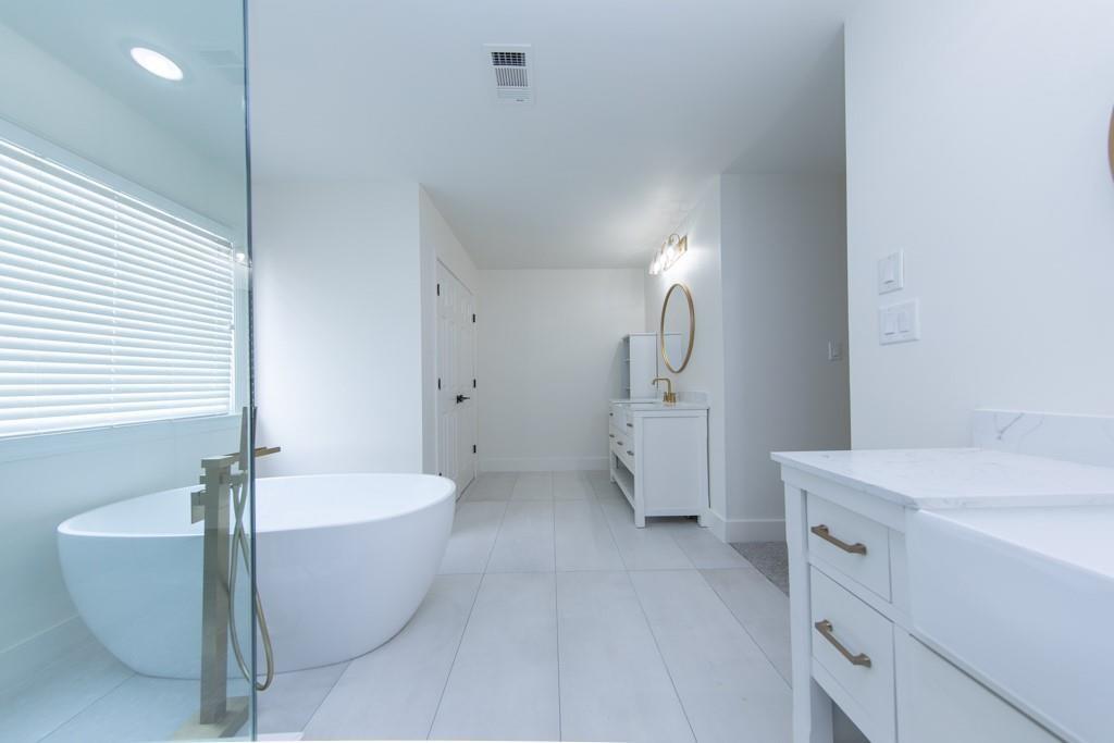 3501 Downing Drive Cumming, GA 30040 - Photo 18 of 26 a spacious bathroom with a bathtub sink and a mirror