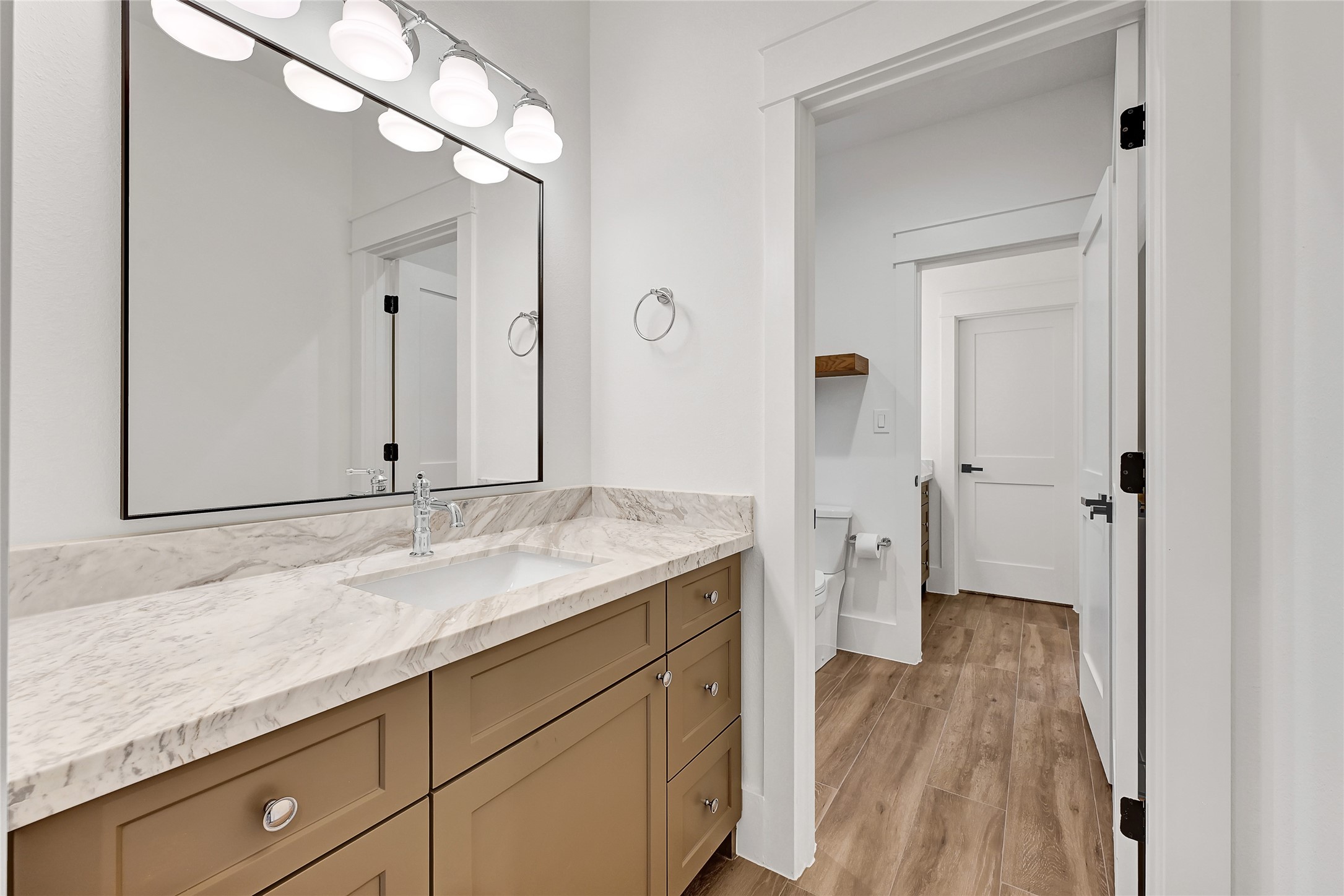 7244 Red Oak Grove Road Montgomery, TX 77316 - Photo 39 of 49 Hollywood-style bathroom located between bedrooms four and five.