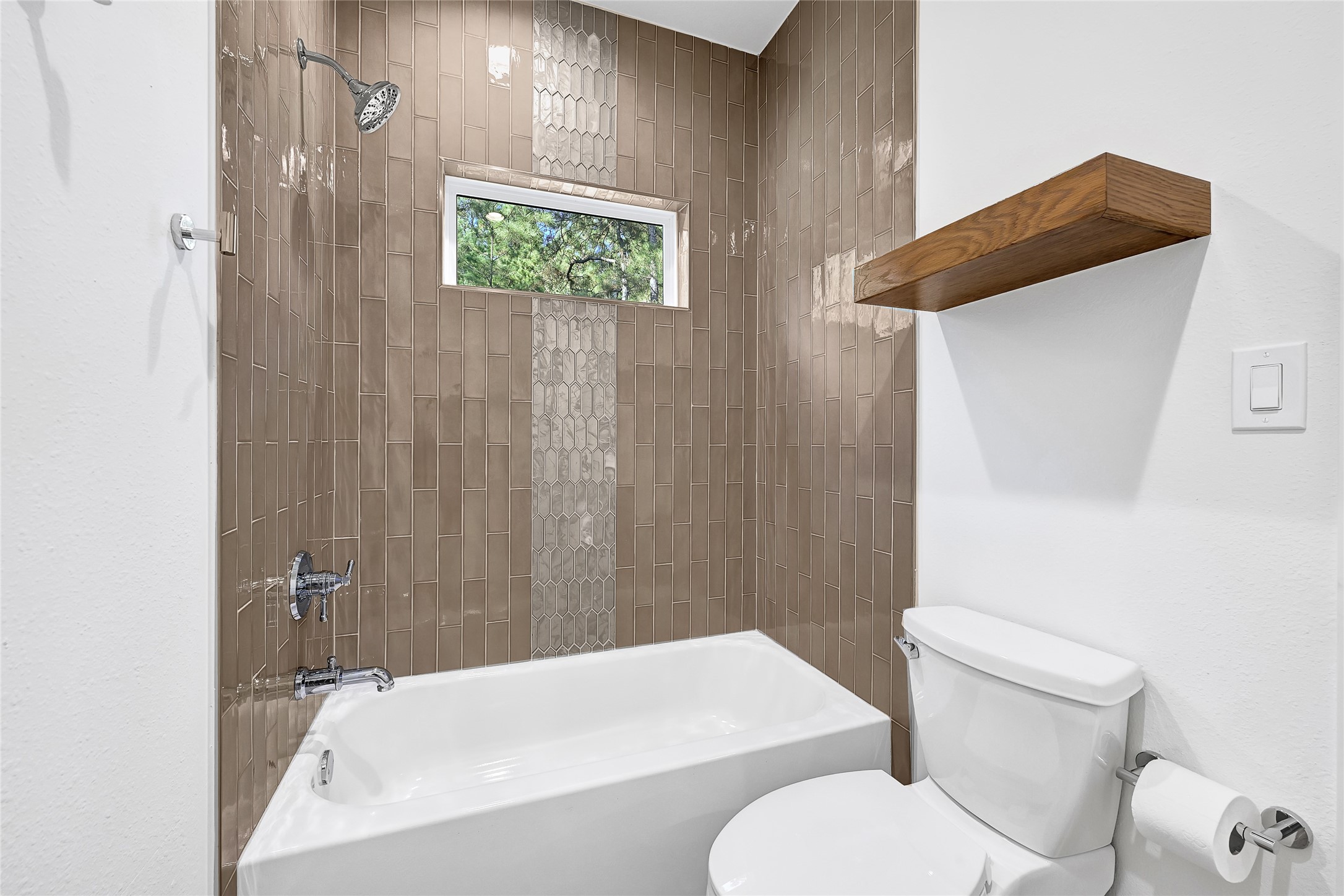 7244 Red Oak Grove Road Montgomery, TX 77316 - Photo 40 of 49 a bathroom with a toilet and a bathtub