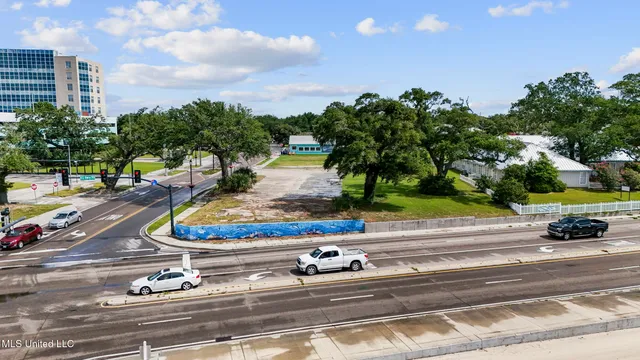 $874,000 | 1940 East Beach Boulevard, Gulfport, MS 39501