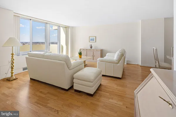 $395,000 | 604 South Washington Square, Unit 3007, Philadelphia, PA 19106
