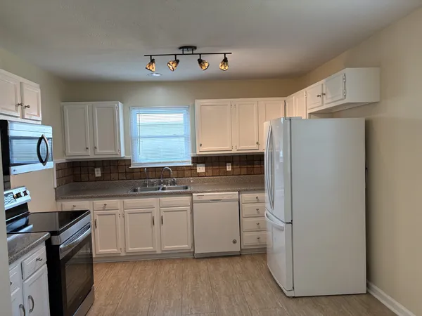 $2,195 | 135 Iris Drive, Hendersonville, TN 37075