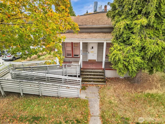 a view of a house with a yard