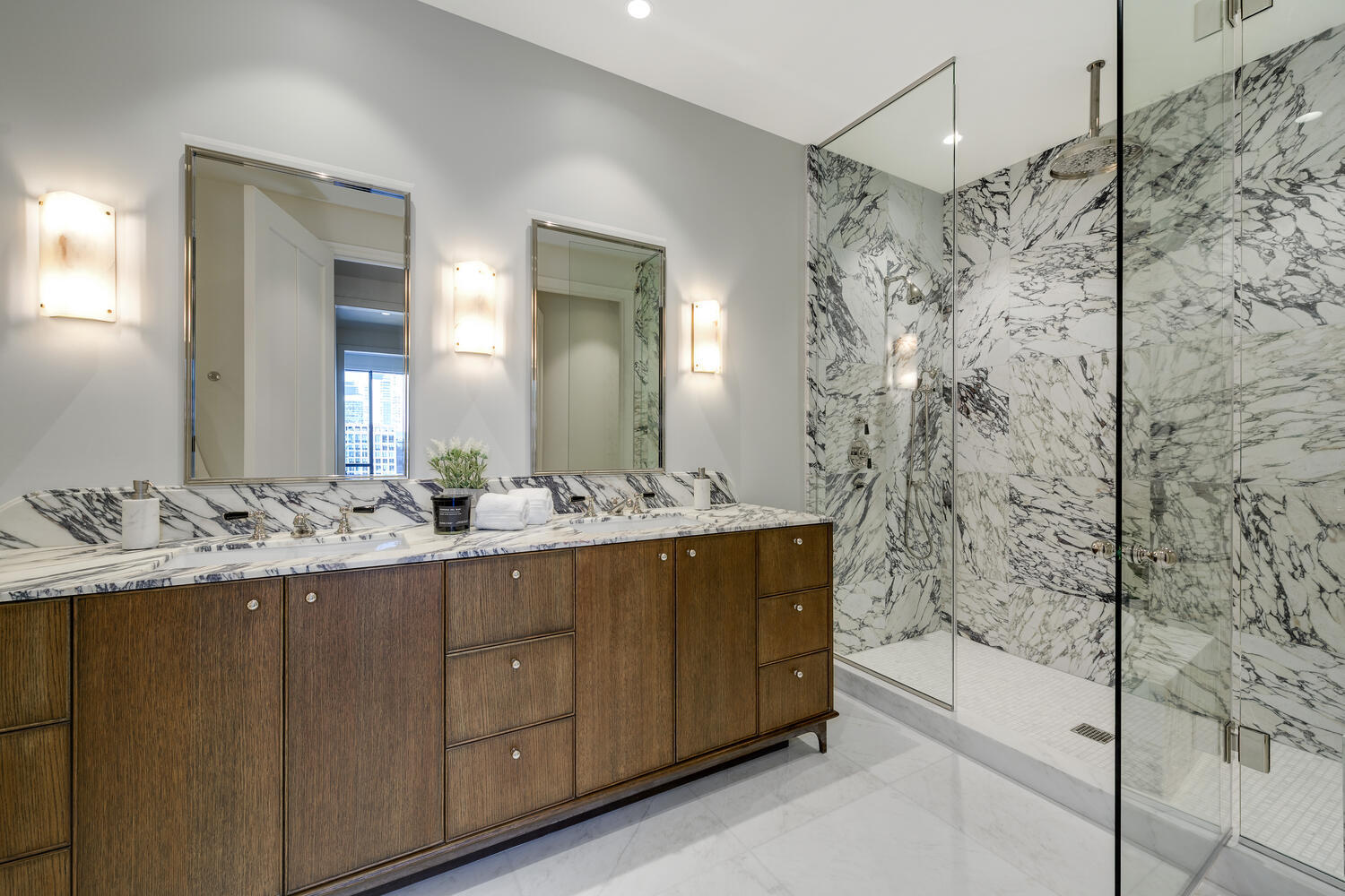 21 North May Street, Unit 1301 Chicago, IL 60607 - Photo 24 of 44 a bathroom with a bathtub sink and mirror