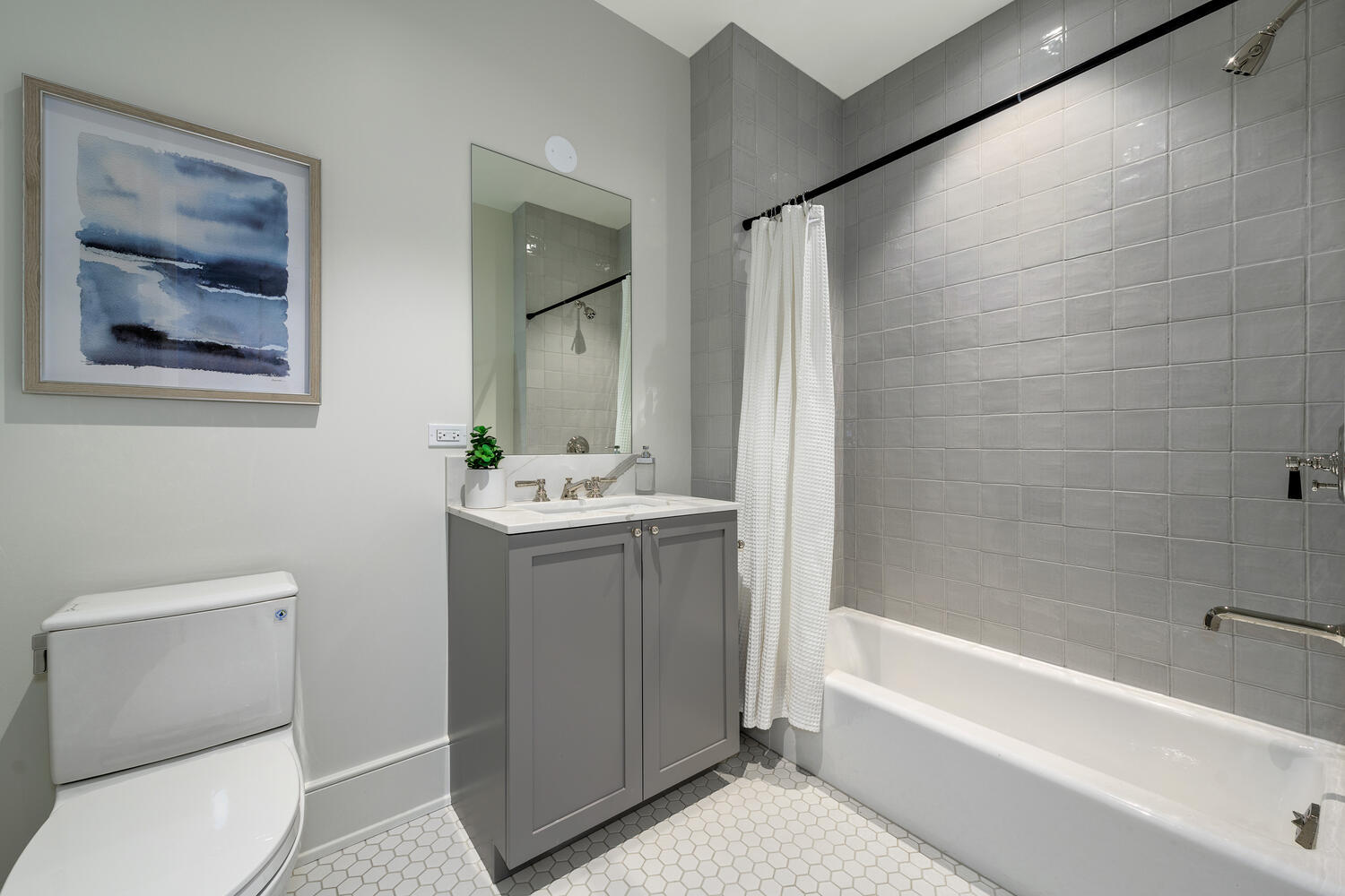 21 North May Street, Unit 1301 Chicago, IL 60607 - Photo 31 of 44 a bathroom with a toilet a sink and bathtub