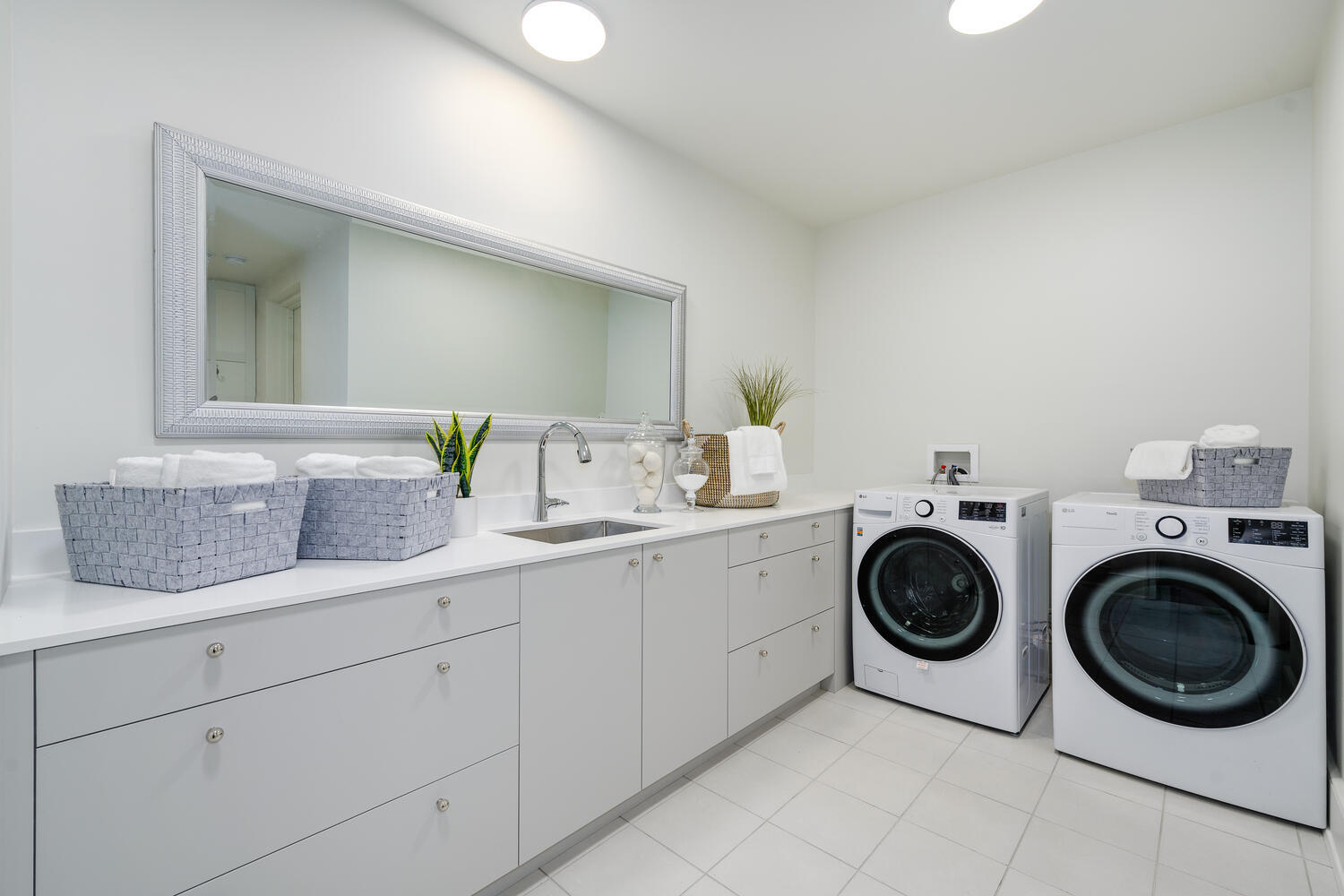 21 North May Street, Unit 1301 Chicago, IL 60607 - Photo 34 of 44 a utility room with sink dryer and washer
