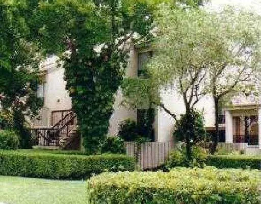 a view of a back yard