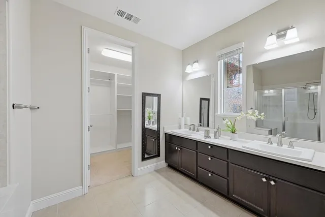 a view of entryway and hall