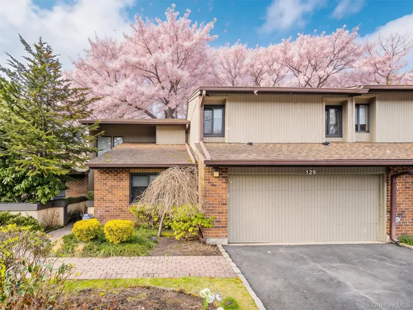 $1,290,000 | 129 Golf View Drive, Unit 129, Jericho, NY 11753