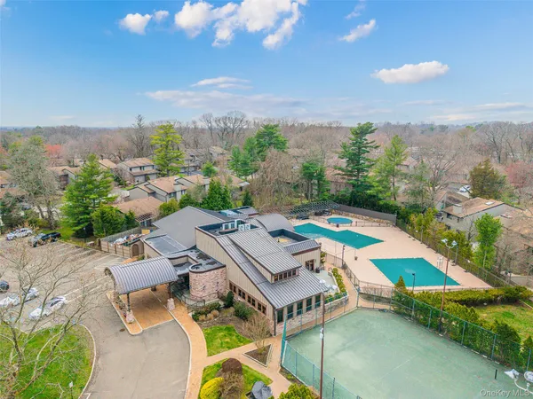 $1,290,000 | 129 Golf View Drive, Unit 129, Jericho, NY 11753