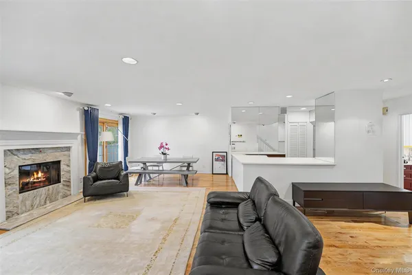 $1,290,000 | 129 Golf View Drive, Unit 129, Jericho, NY 11753