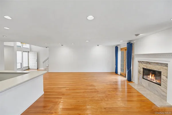 $1,290,000 | 129 Golf View Drive, Unit 129, Jericho, NY 11753