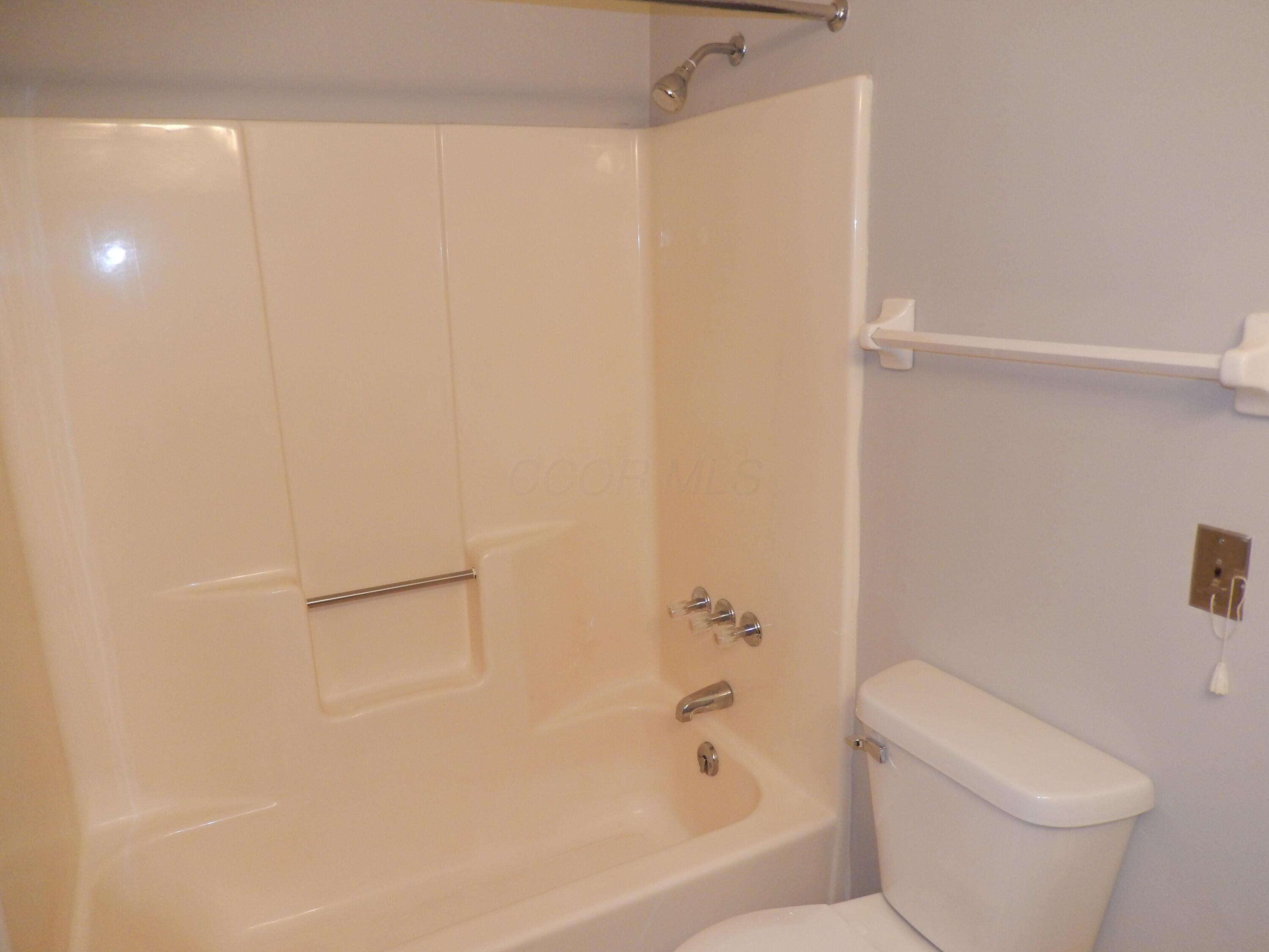 4117 Karl Road, Unit 302 Columbus, OH 43224 - Photo 24 of 33 Full bath tub