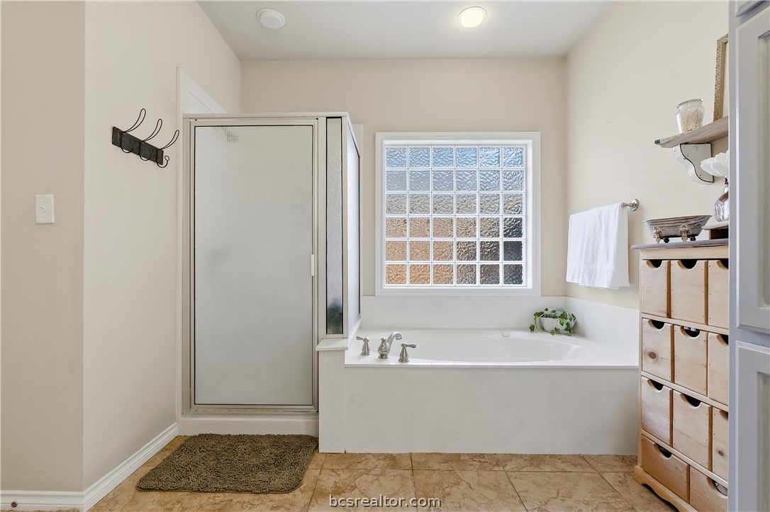 2700 Hickory Court Bryan, TX 77808 - Photo 21 of 31 Jetted tub with separate shower