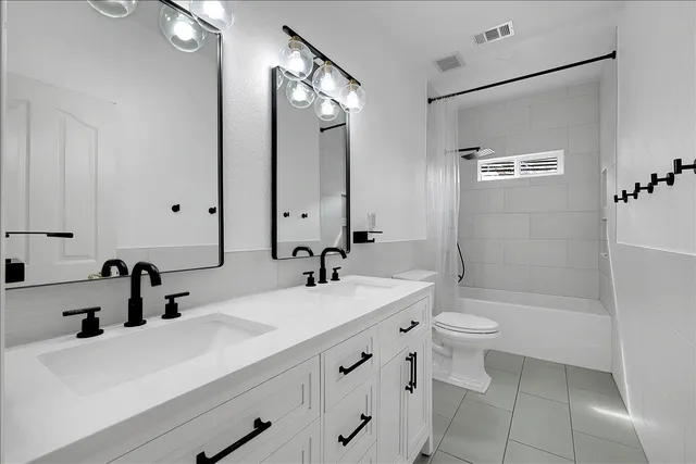 a view of a house with backyard