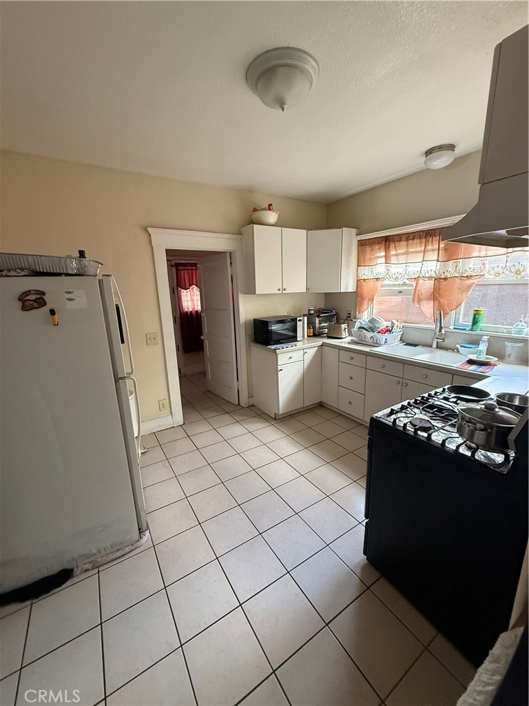 1403 Elm Avenue Long Beach, CA 90813 - Photo 8 of 13 Downstairs Kitchen