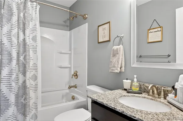 $650,000 | 8 Weathersfield Lane, Lancaster, NY 14086