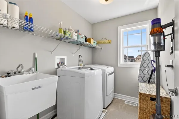 $650,000 | 8 Weathersfield Lane, Lancaster, NY 14086