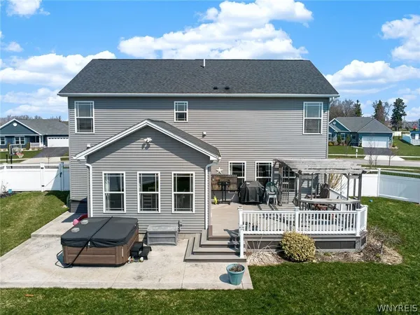 $650,000 | 8 Weathersfield Lane, Lancaster, NY 14086