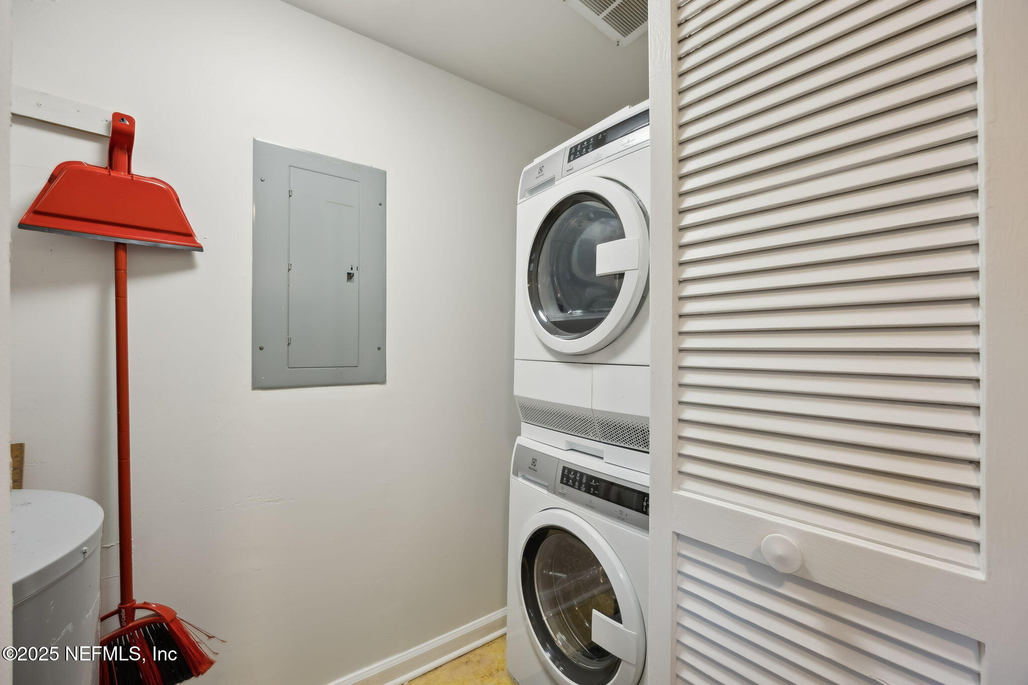 2912 St Johns Avenue, Unit 17 Jacksonville, FL 32205 - Photo 27 of 60 a utility room with dryer and washer