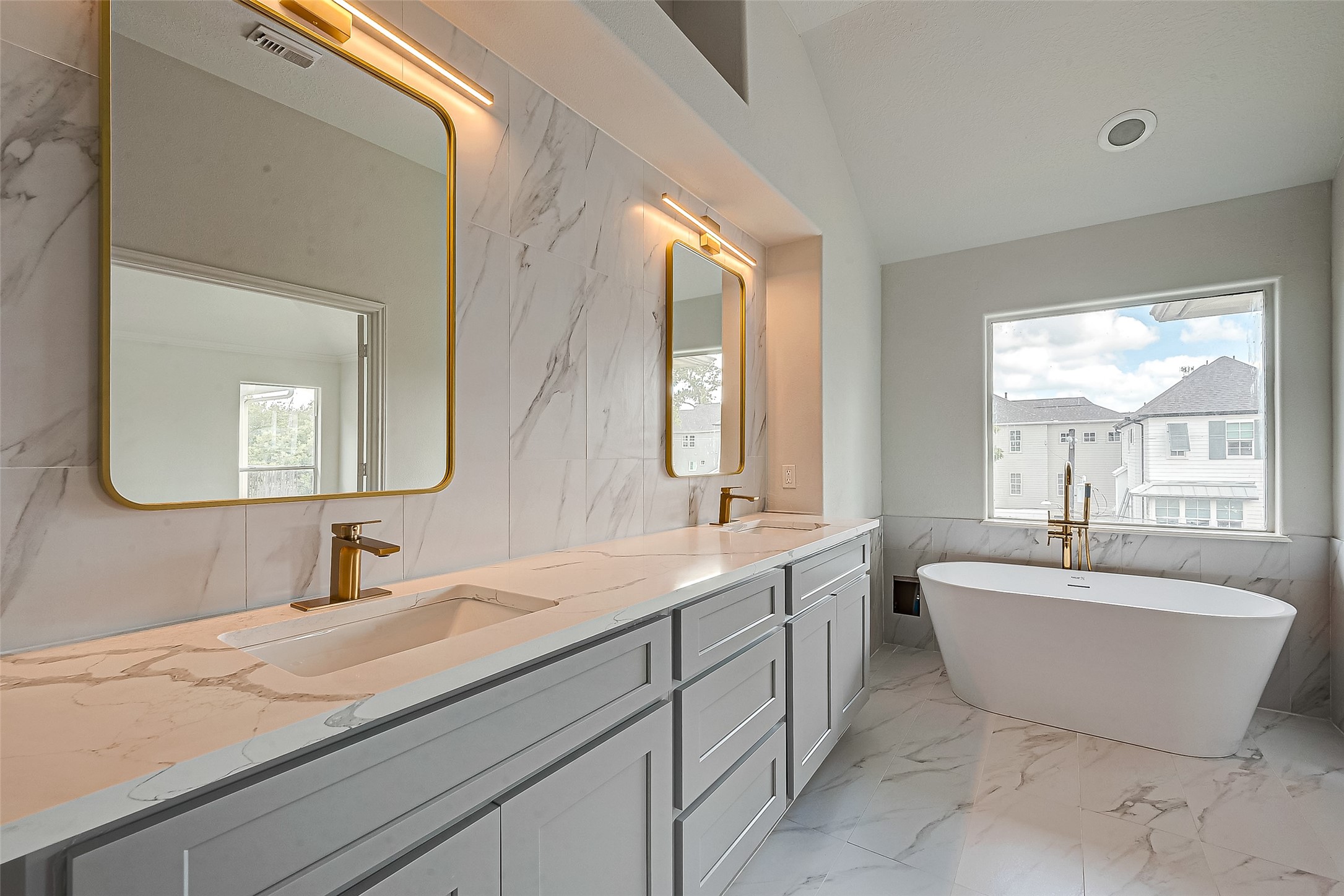 2150 Stacy Knoll Houston, TX 77008 - Photo 32 of 40 Master Bathroom