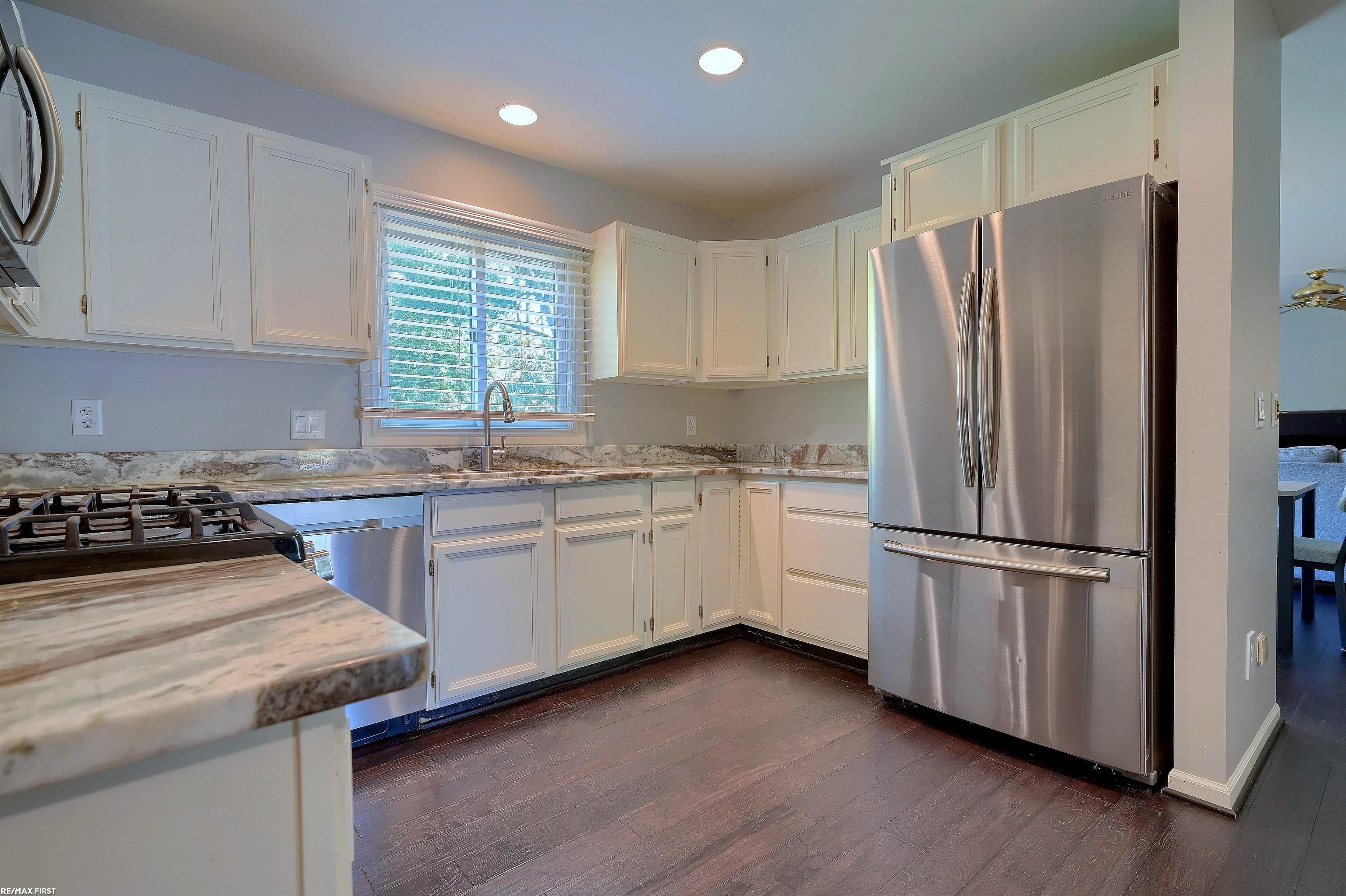 2131 Rochelle Park Drive Rochester, MI 48309 - Photo 8 of 25 50092327-7.JPG