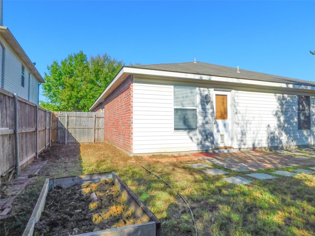 8105 Winding Stream Lane Denton, TX 76210 - Photo 27 of 28 a backyard of a house with table and chairs
