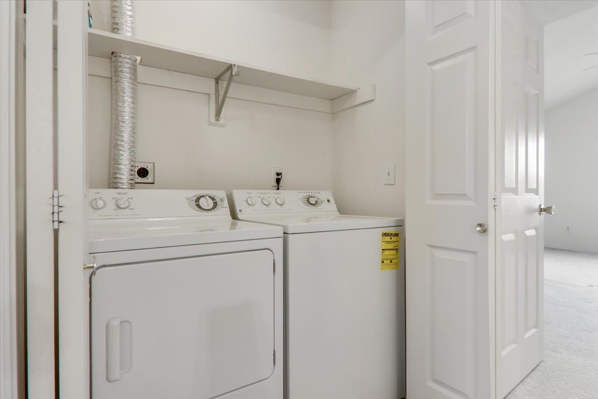 1204 Colonial Avenue Bloomington, IL 61701 - Photo 9 of 17 a utility room with dryer and washer