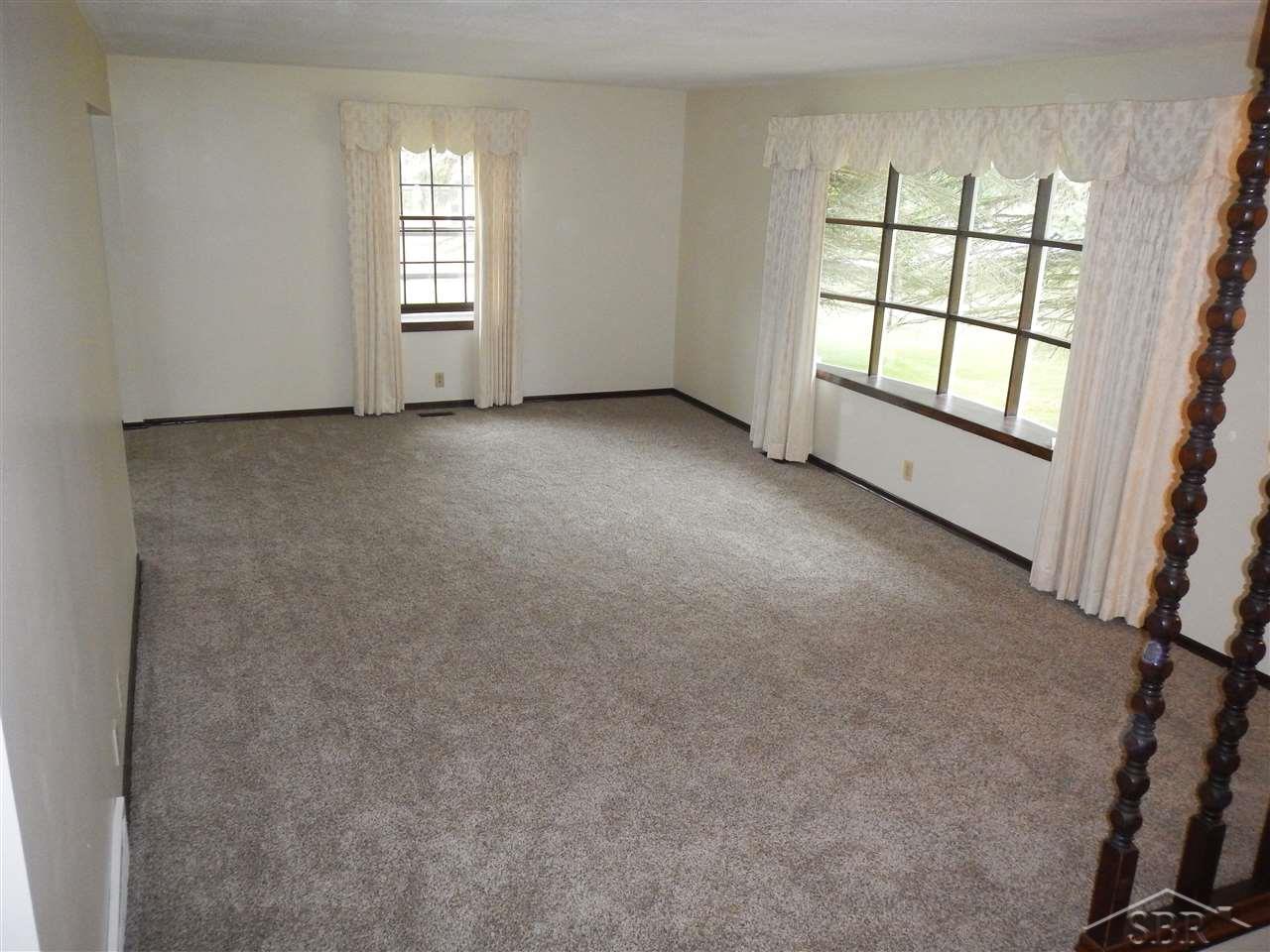 2143 South Graham Road Saginaw, MI 48609 - Photo 5 of 31 Living Room