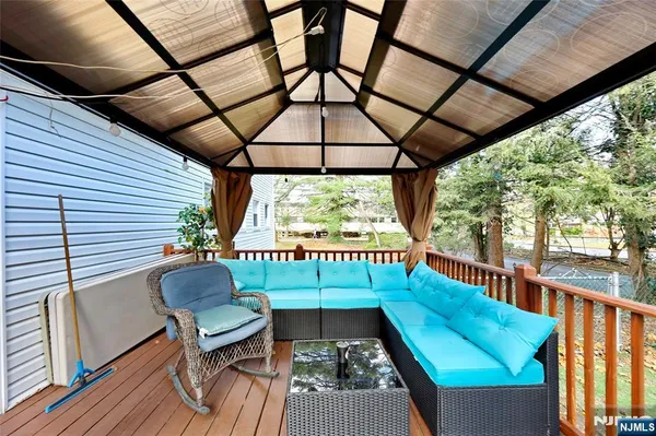 $989,999 | 300 Spring Valley Road, Paramus, NJ 07652