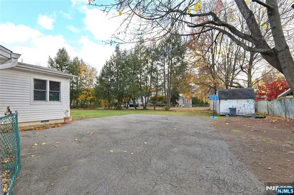 $989,999 | 300 Spring Valley Road, Paramus, NJ 07652