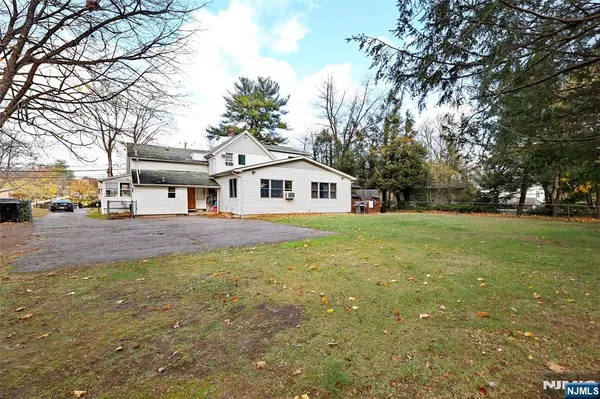 $989,999 | 300 Spring Valley Road, Paramus, NJ 07652