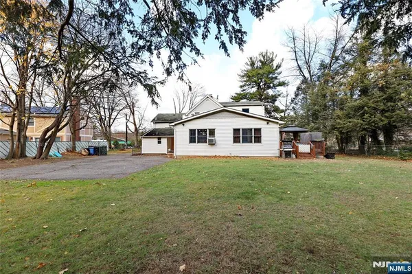 $989,999 | 300 Spring Valley Road, Paramus, NJ 07652