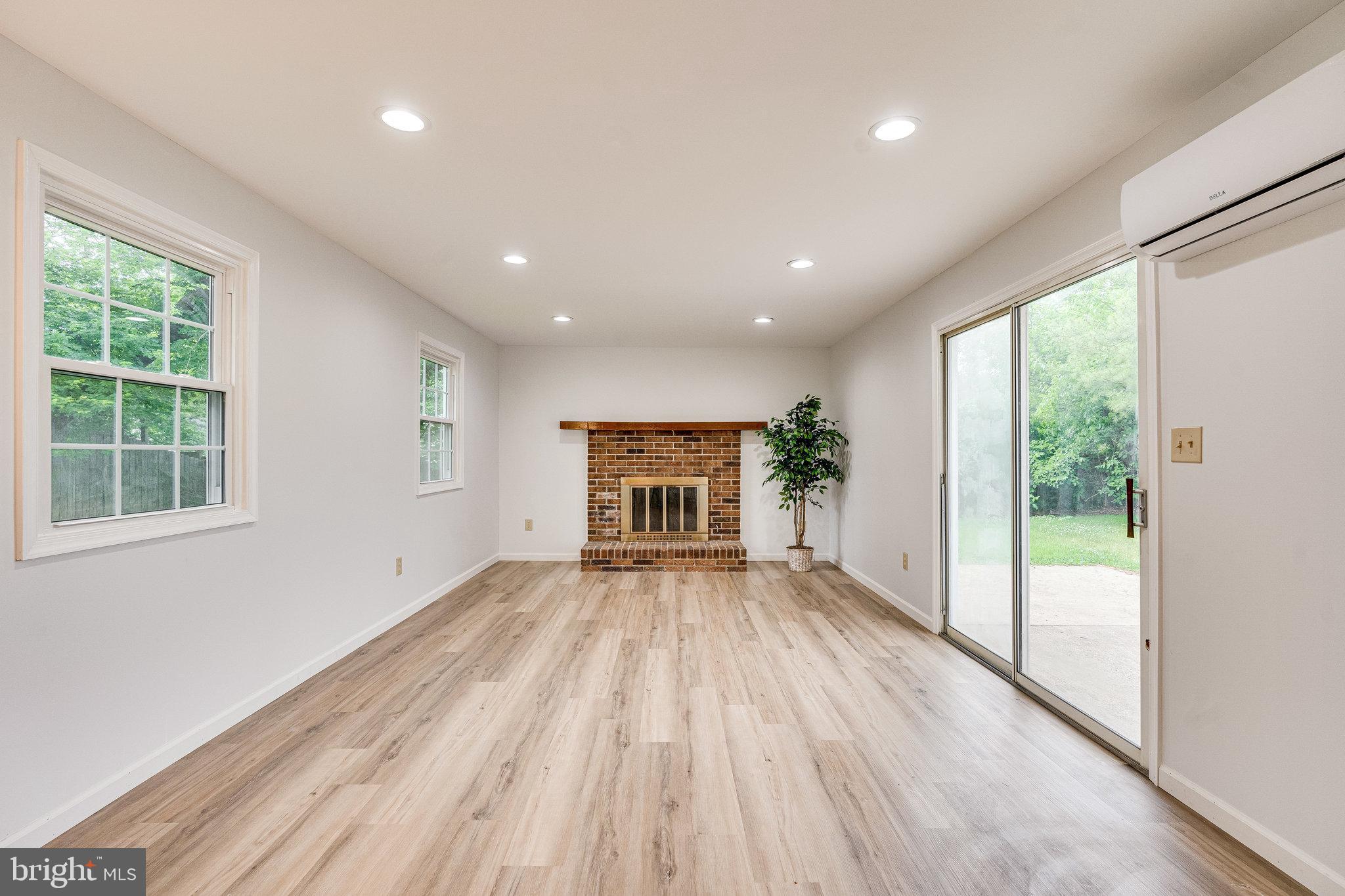 13129 Poplar Tree Road Fairfax, VA 22033 - Photo 13 of 33 Family Room