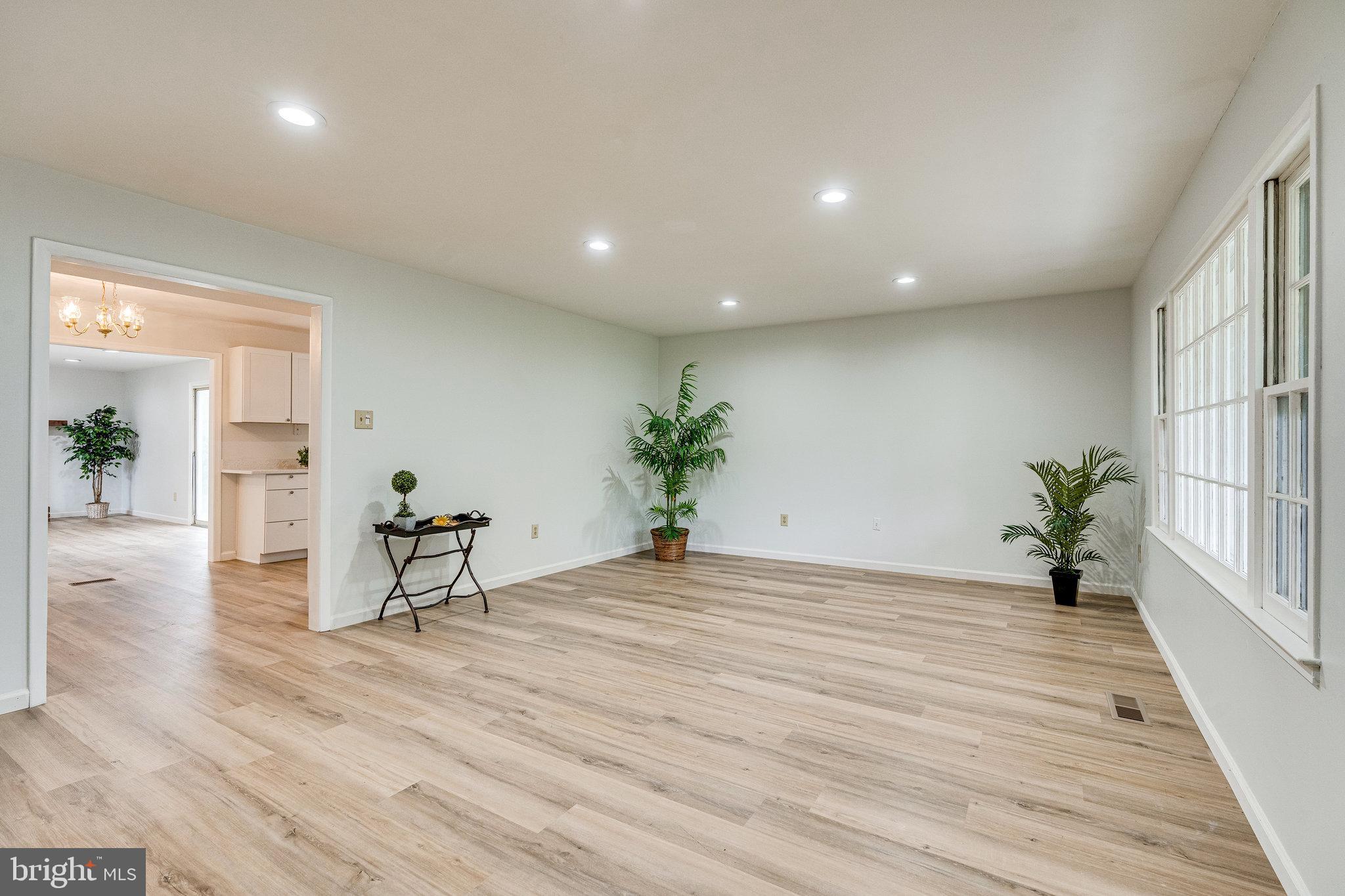 13129 Poplar Tree Road Fairfax, VA 22033 - Photo 3 of 33 Living Room