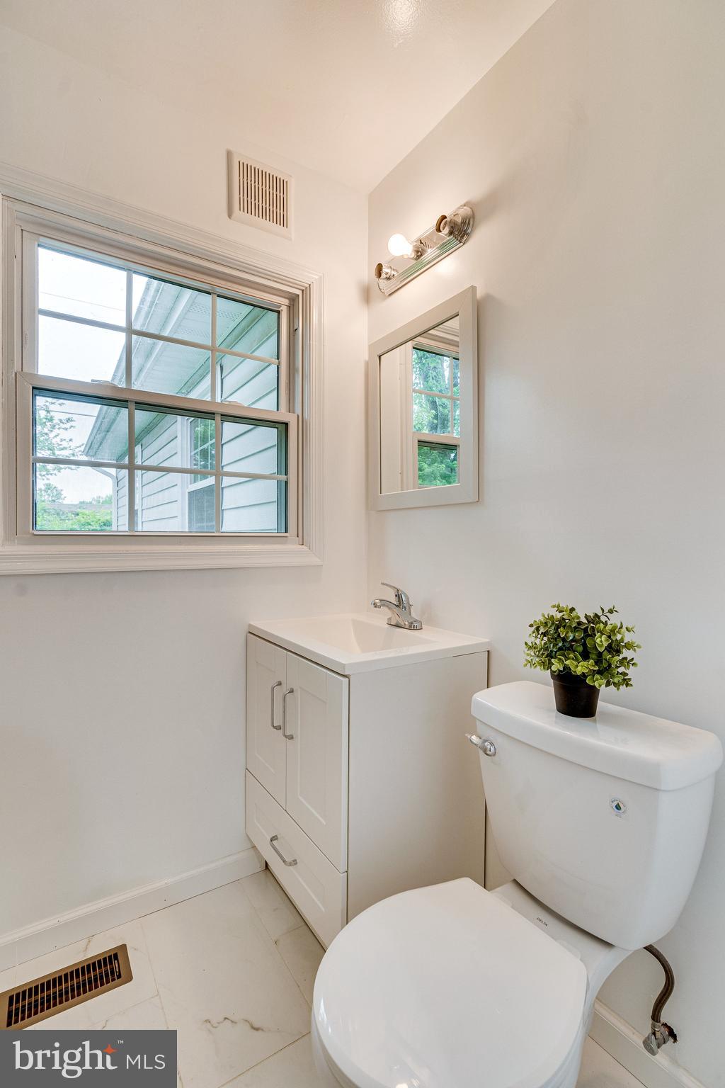 13129 Poplar Tree Road Fairfax, VA 22033 - Photo 23 of 33 New Full Bathroom on Main Floor